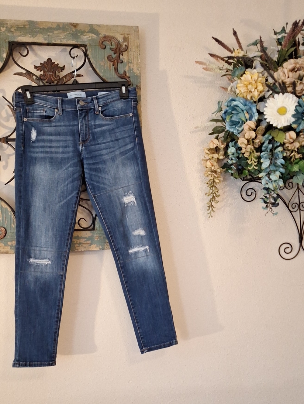 🔥🔥CLEARANCE🔥🔥 Banana Republic Skinny Distressed Jeans. Size 28